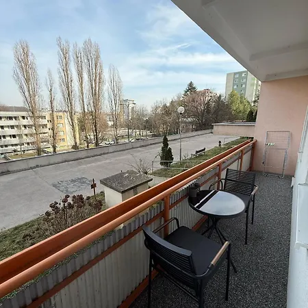 Modern Near Center With Easy Transport Access Appartement Bratislava